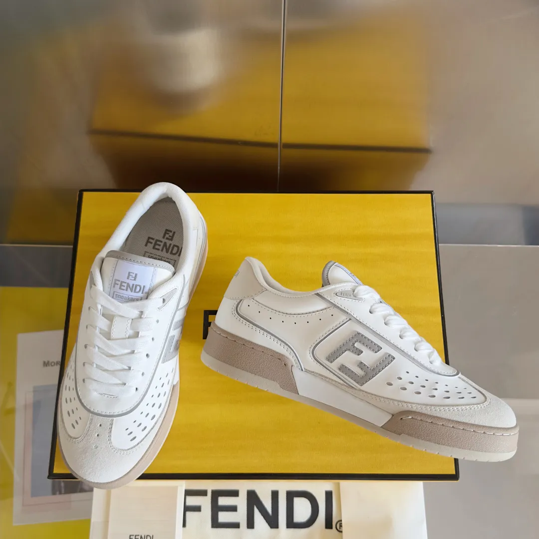 Top version: Couple model, leather cover 720💰 Fendi Fendi match series, couple model, film, casual sports shoes, sneakers, original purchase, development and production of these FENDI Match lace-up sports shoes. Small perforations accent the upper. Made of white leather with beige suede details. Matcha green leather FF applique. Rubber sole with FENDI lettering on the side. Comes with exquisite packaging at the counter 🛍📦 ▪️ Fabric: Original custom imported first-layer cowhide ▪️ Lining: Imported custom breathable mesh ▪️ Sole: Original molded TPU two-color combination sole ▪️ Sole thickness: 3CM ▪️ Size: Women's 35-41 / Men's 39-45